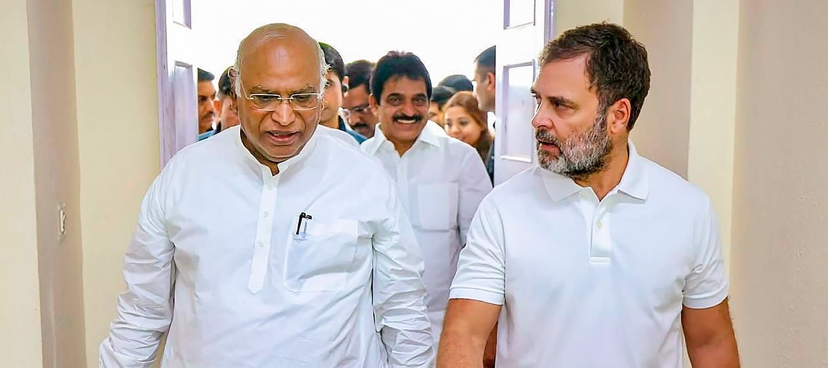 PTI : Congress leaders Mallikarjun Kharge (L) and Rahul Gandhi (R)